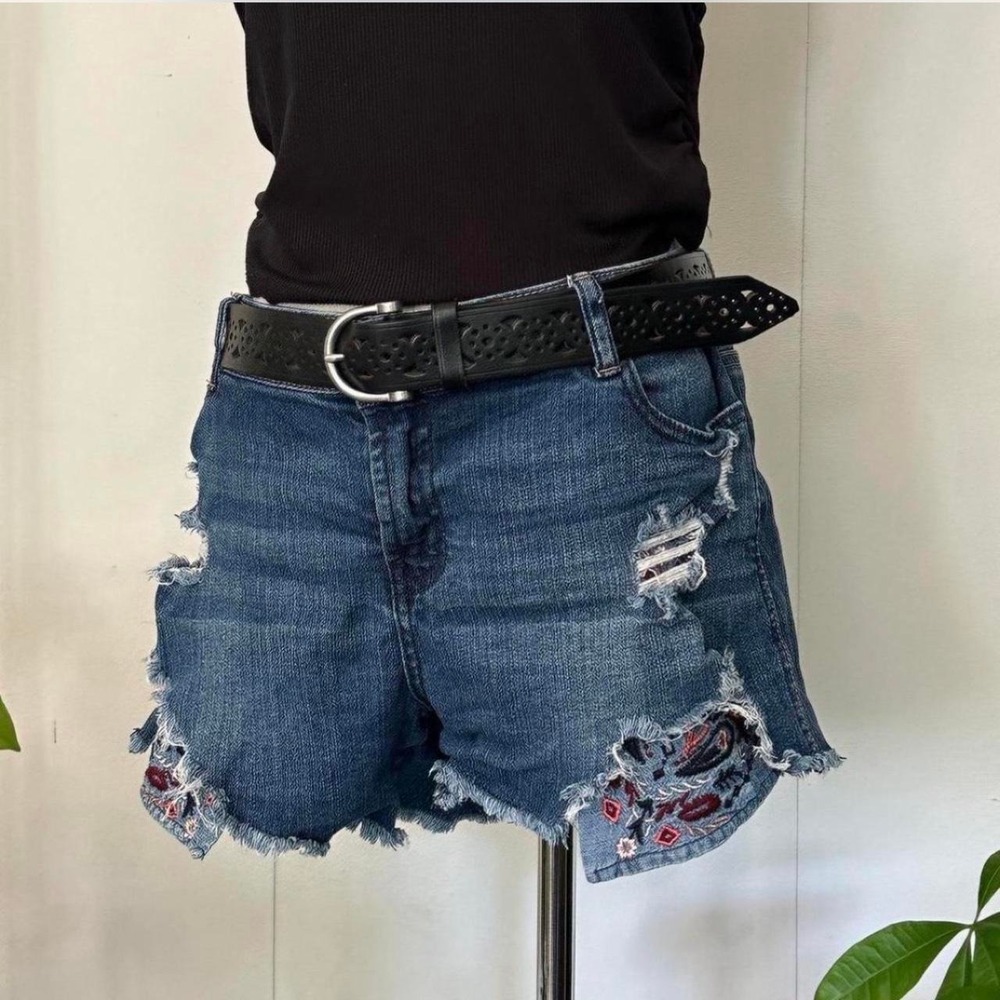 Maurices Womens Embroidered Distressed Denim Shorts Blue Mid Rise Size 11/12